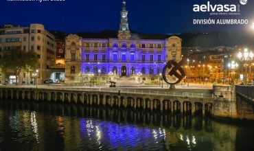 Aelvasa ilumina el Ayuntamiento de Bilbao en Homenaje a todos los Profesionales Sanitarios